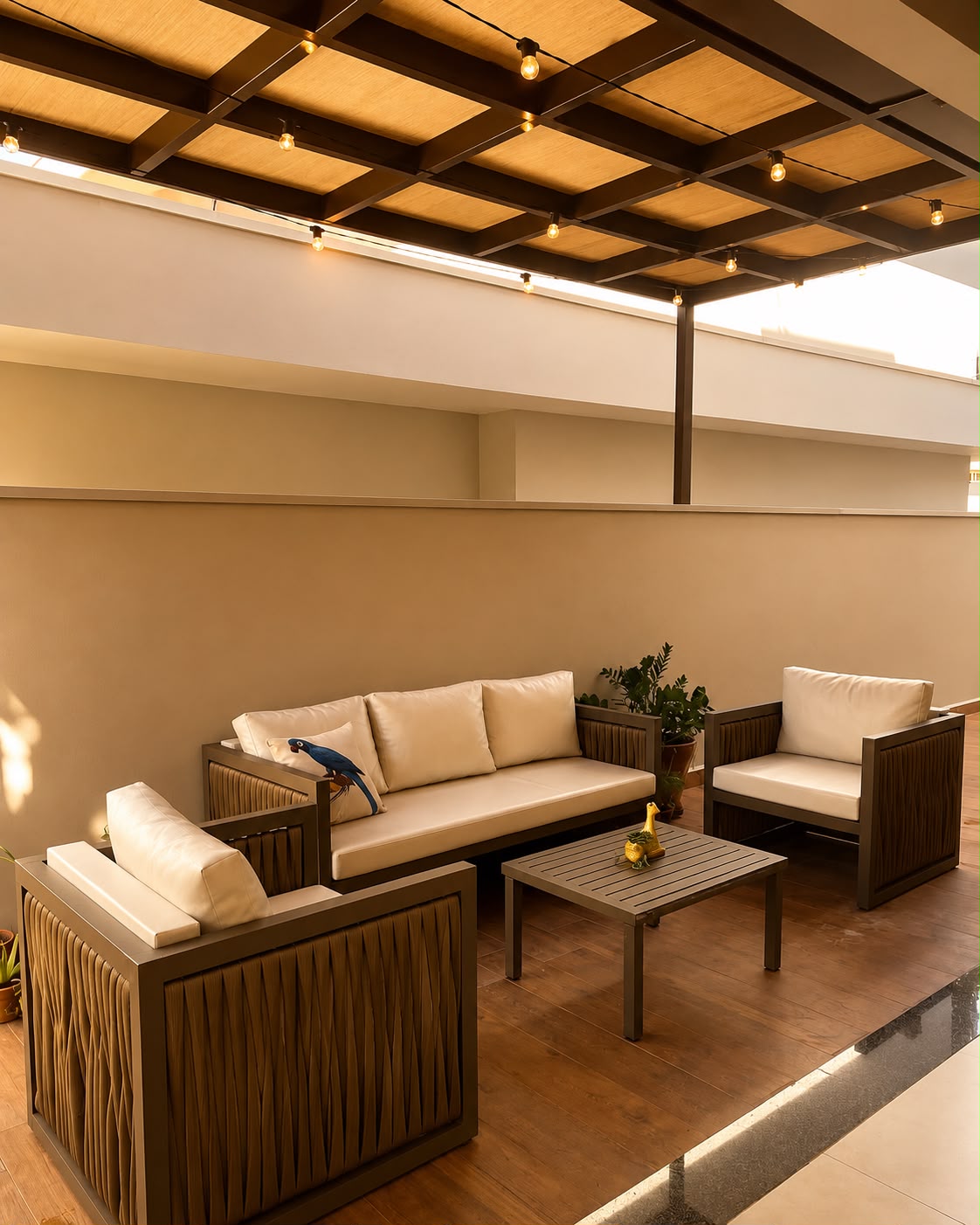 Sofá e poltronas Comercial Bárbara sob pergolado com iluminação quente